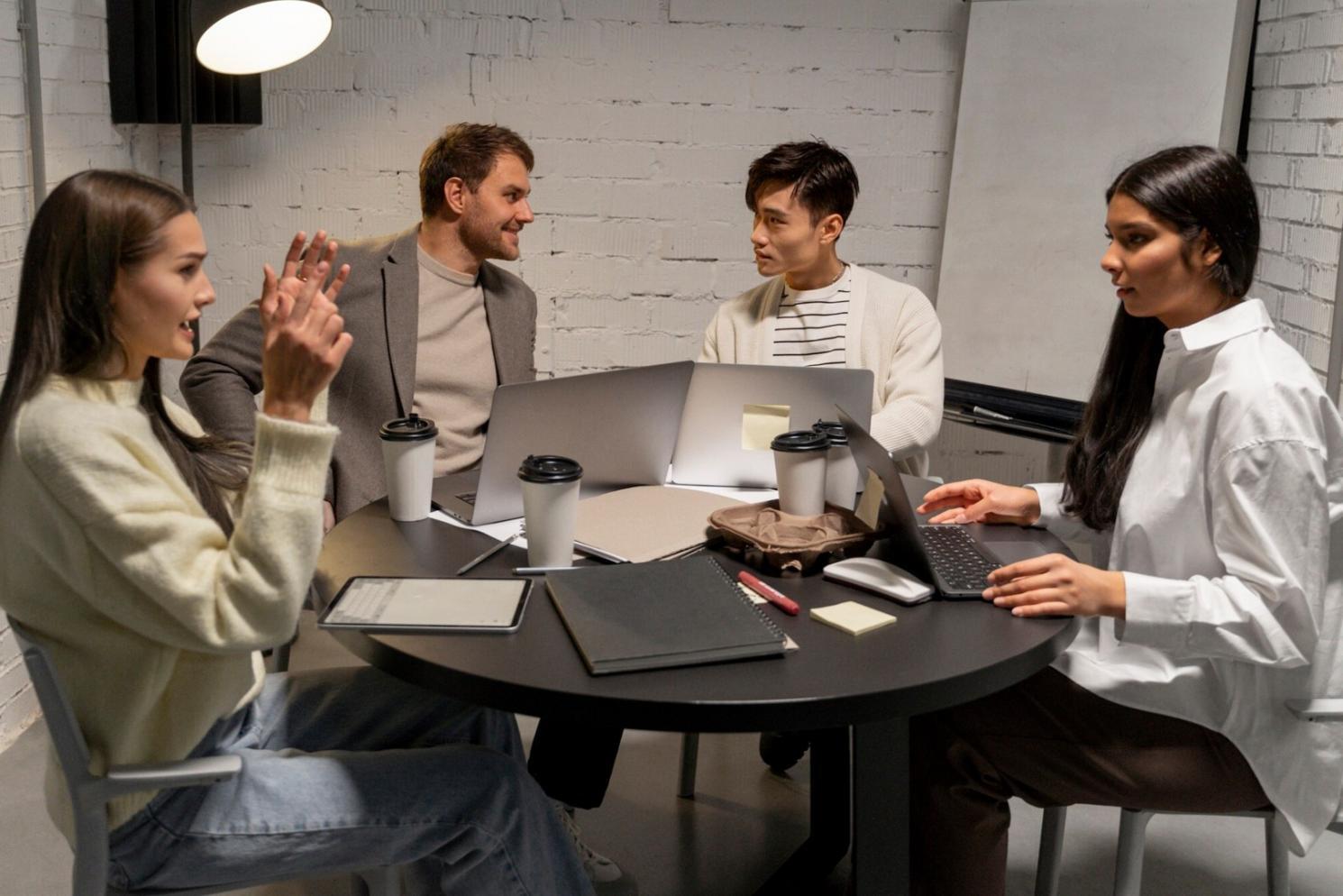 Büroumgebung mit Finanzanalysen und Dokumenten