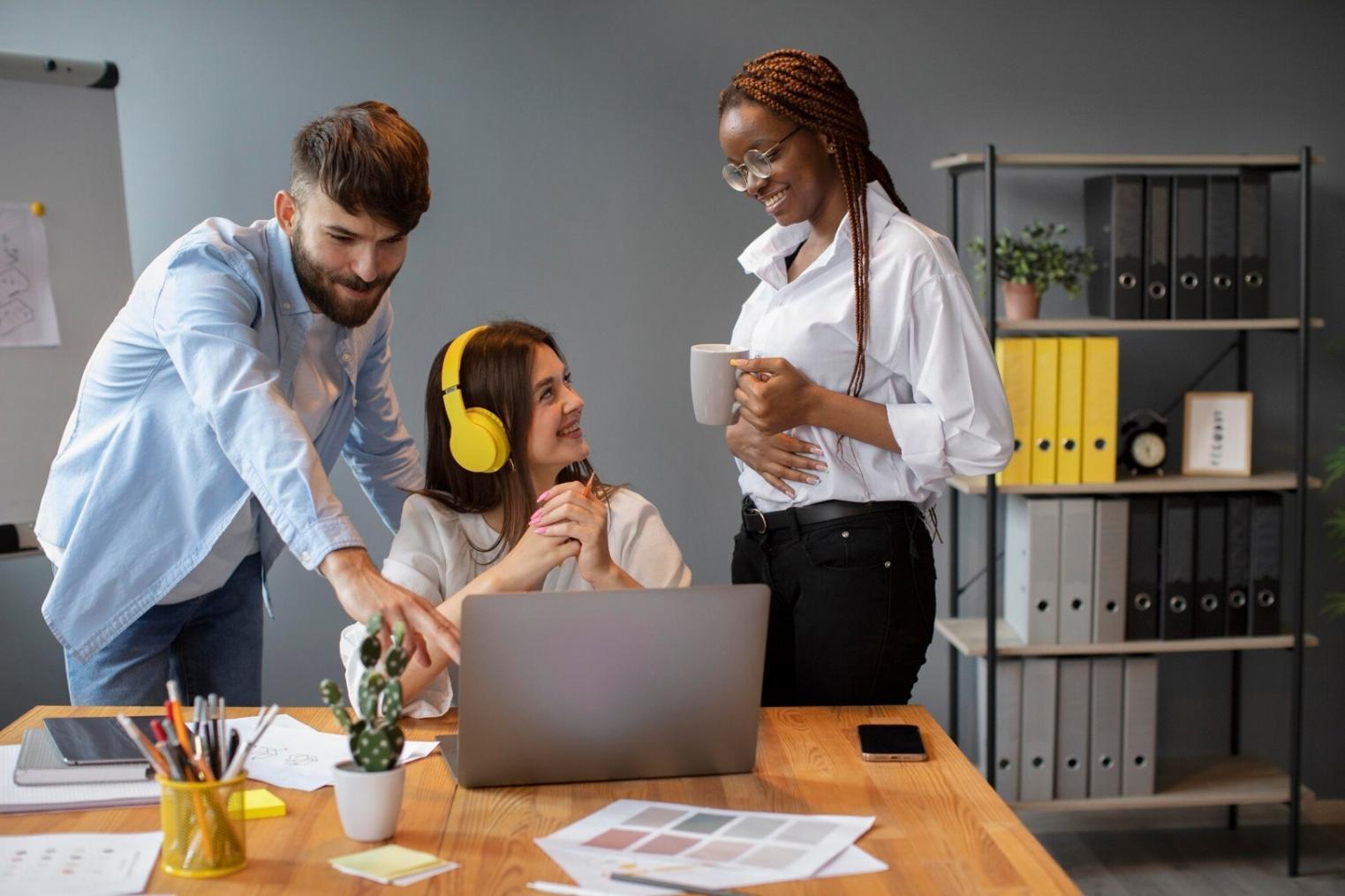 Arbeitsplatz mit Laptop und Finanzunterlagen