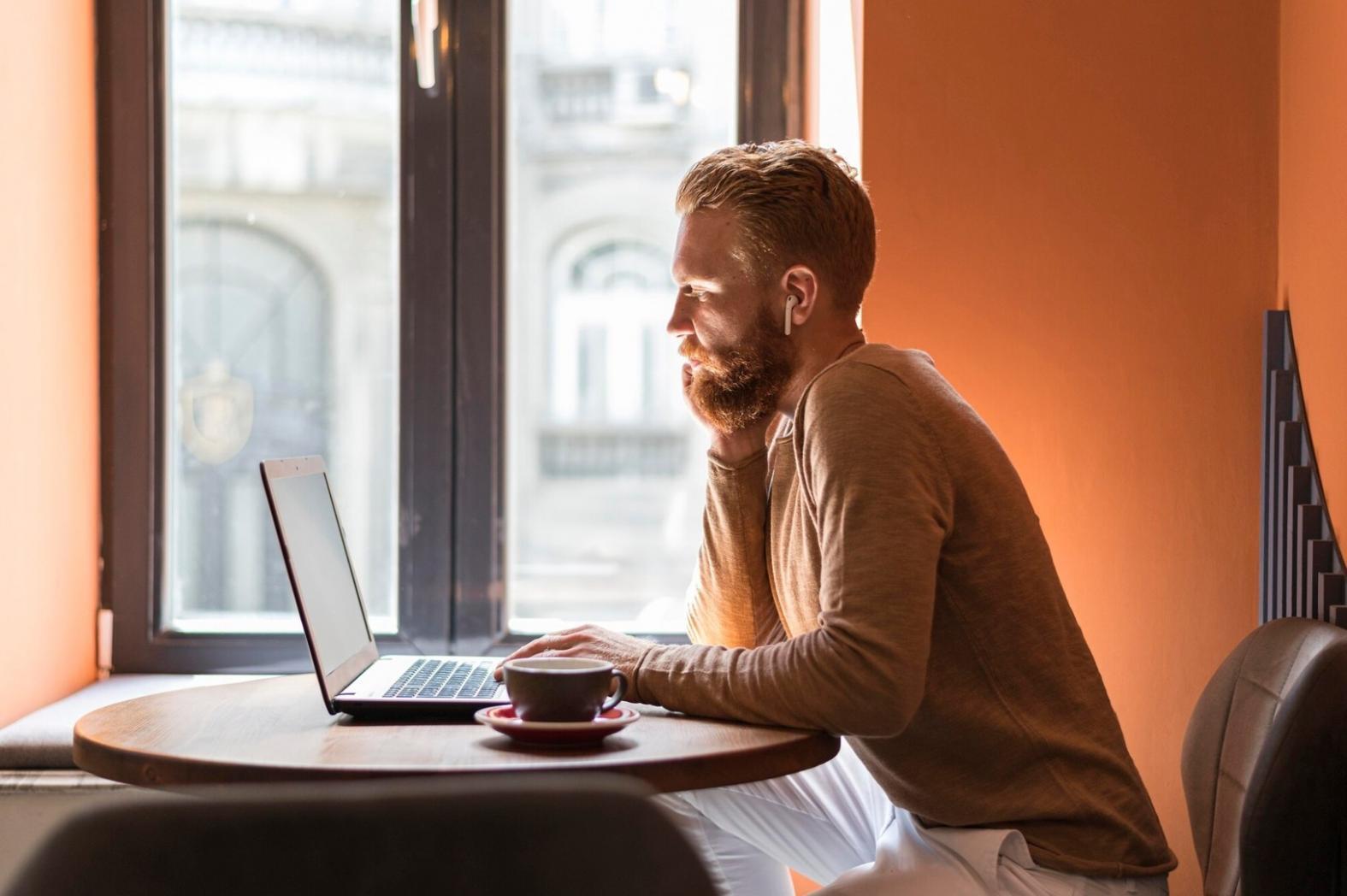 Finanzanalyse Arbeitsplatz mit Dokumenten und Laptop